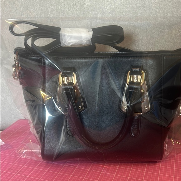 Structured Black Handbag / Shoulder Bag with Versatile Design - Picture 10 of 11